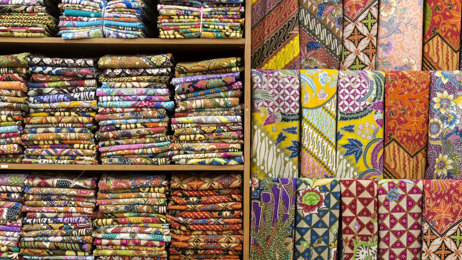 Batik och samhällsförfallet: när vaxet stelnar släpper också sammanhållningen
