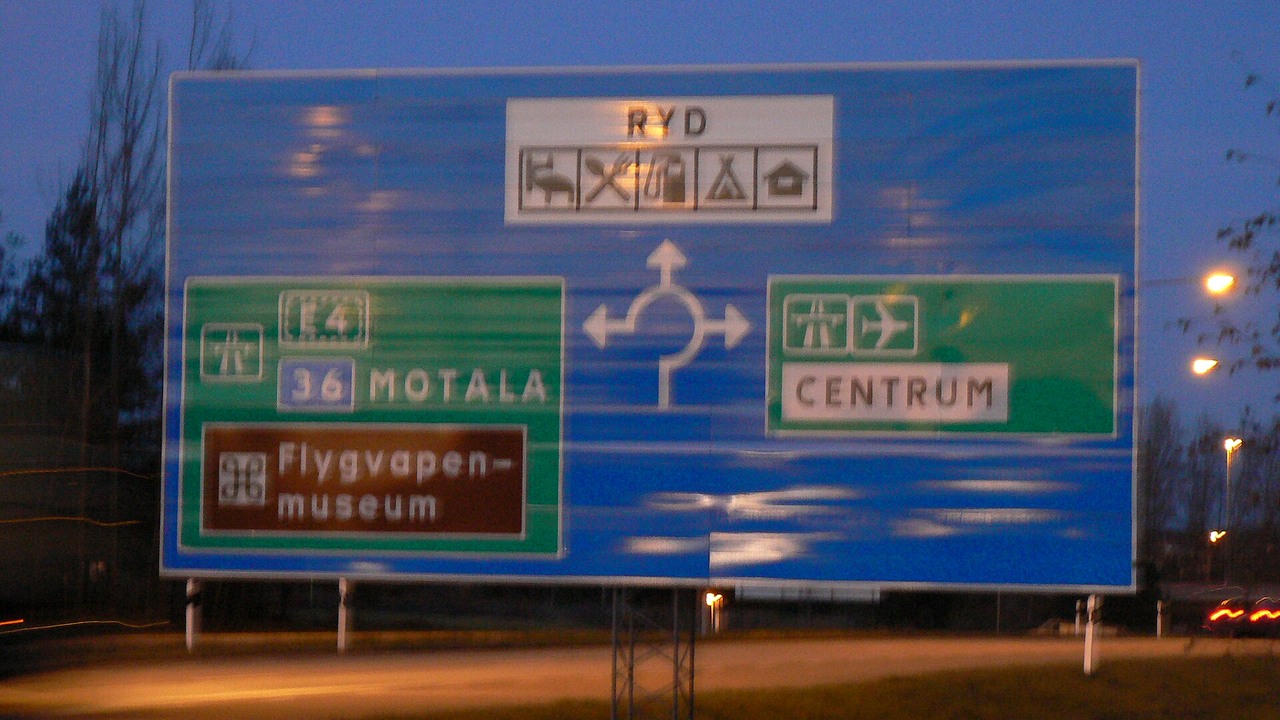 Svensk vägskylt som visar cirkulationsplats och filer