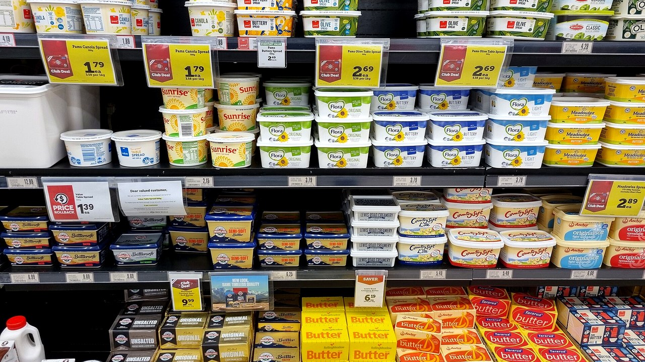 Smör och margarin i butikshylla