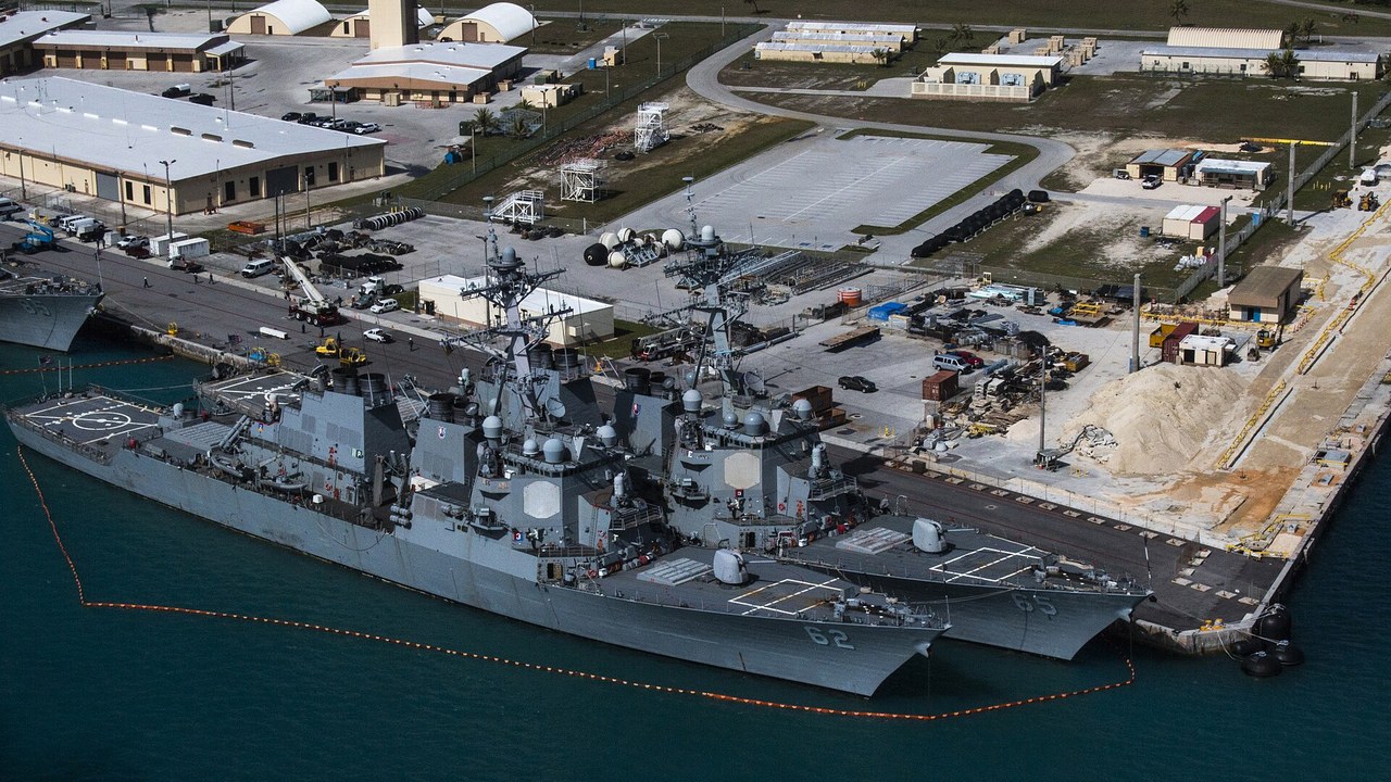 Flygfoto över Naval Base Guam och Apra Harbor.
