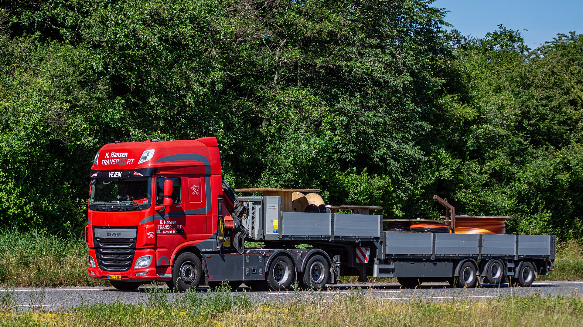En dag i lastbilen – och alla system som måste godkänna den