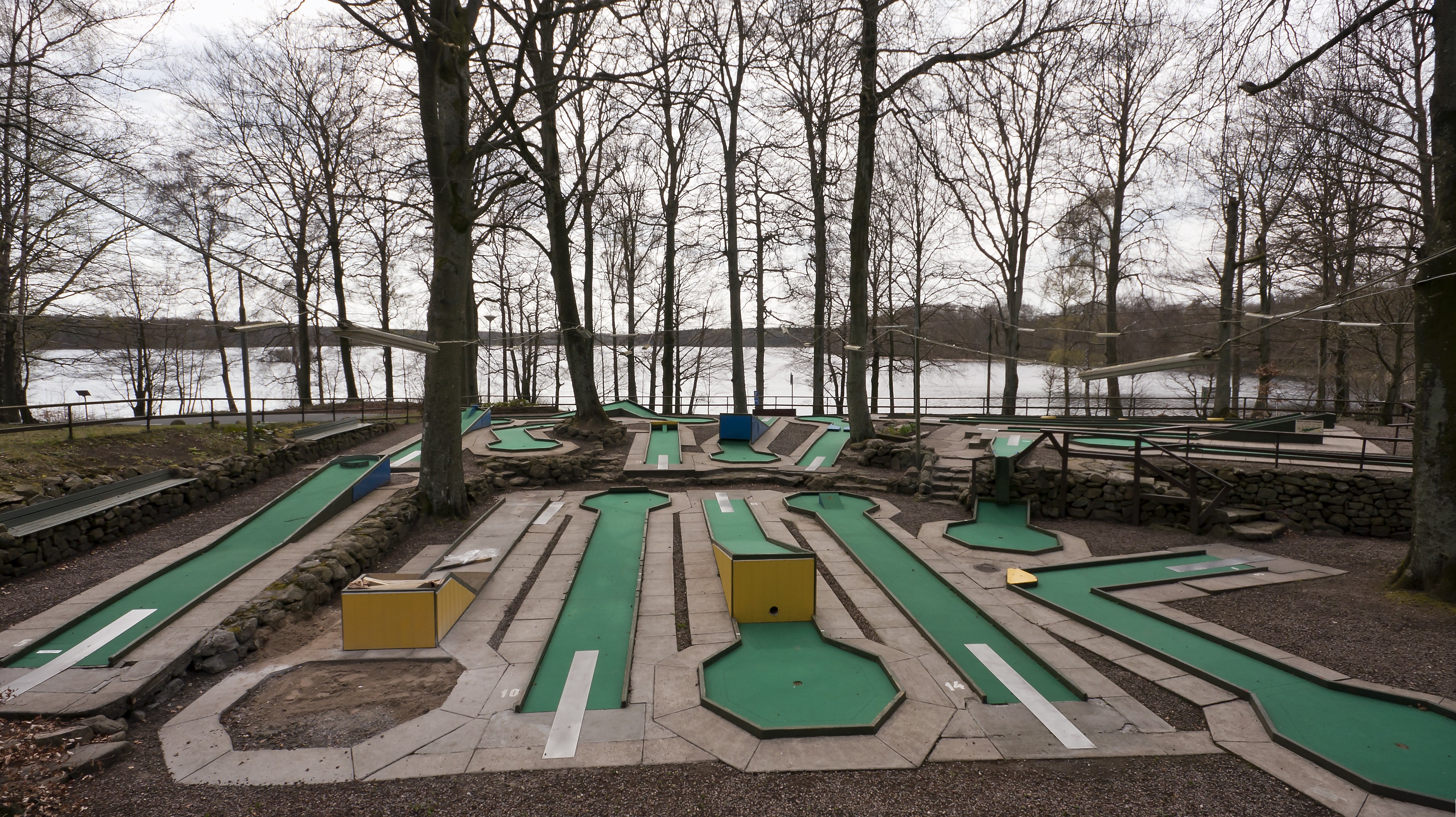 En dag i Valdemarsvik med Peter: Bangolf, ensamhet och skräcken för den gränslösa hotfullheten