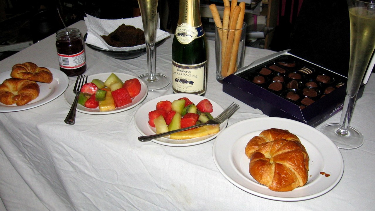 Champagnefrukost med croissanter och frukt
