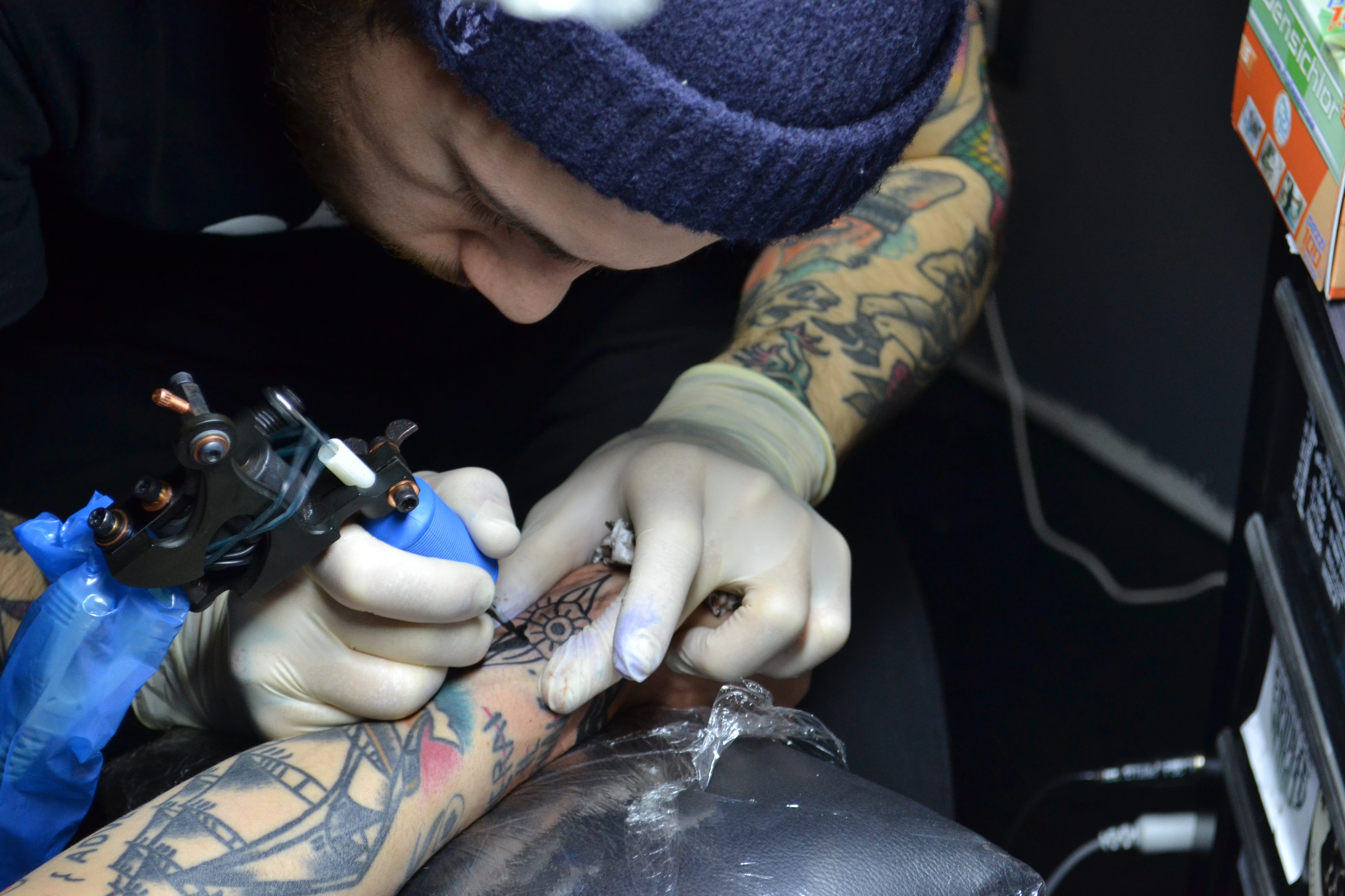 Expressbladet granskar: Att tatuera in bästa kompisens namn över hjärtat är höjden av grabbig lojalitet – och inte det minsta bögigt