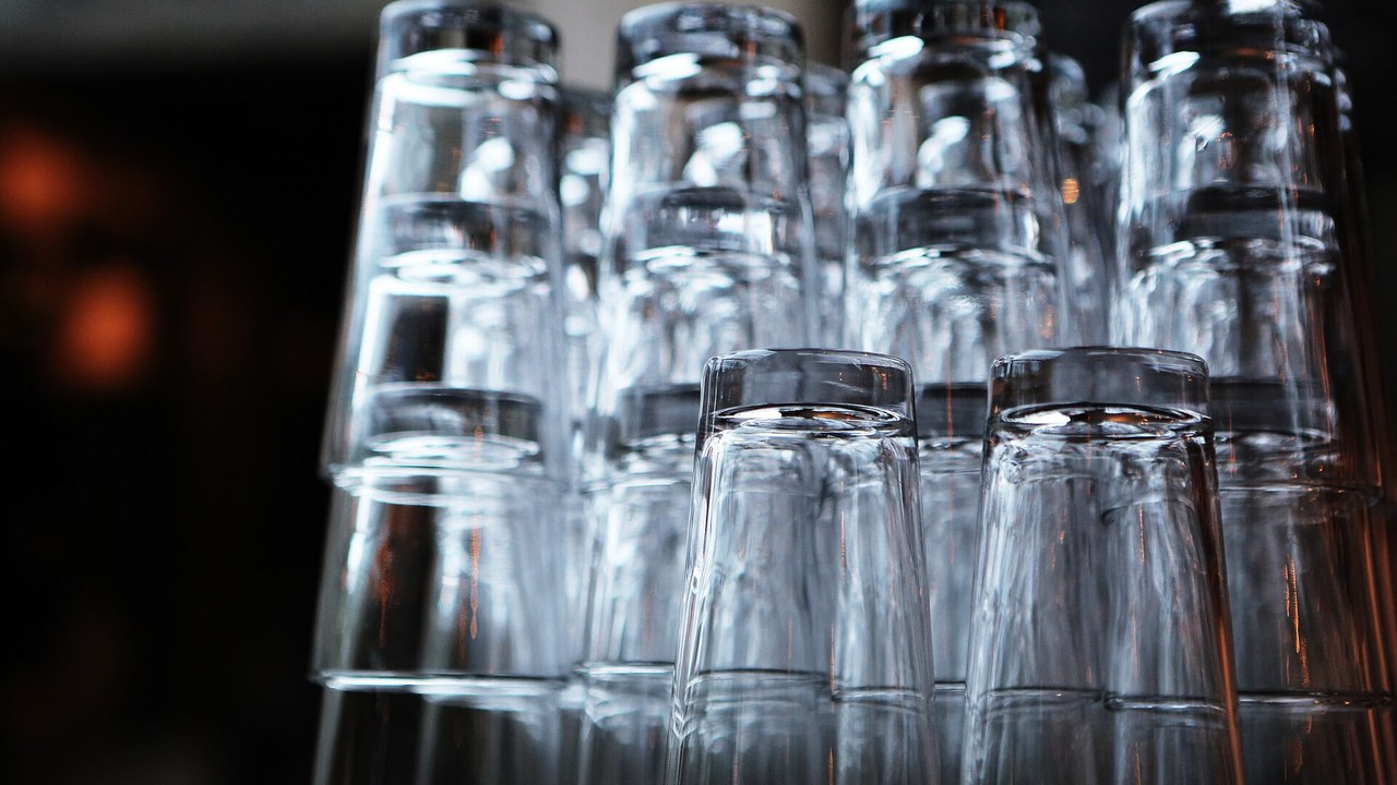 Flera små glas på en bardisk.