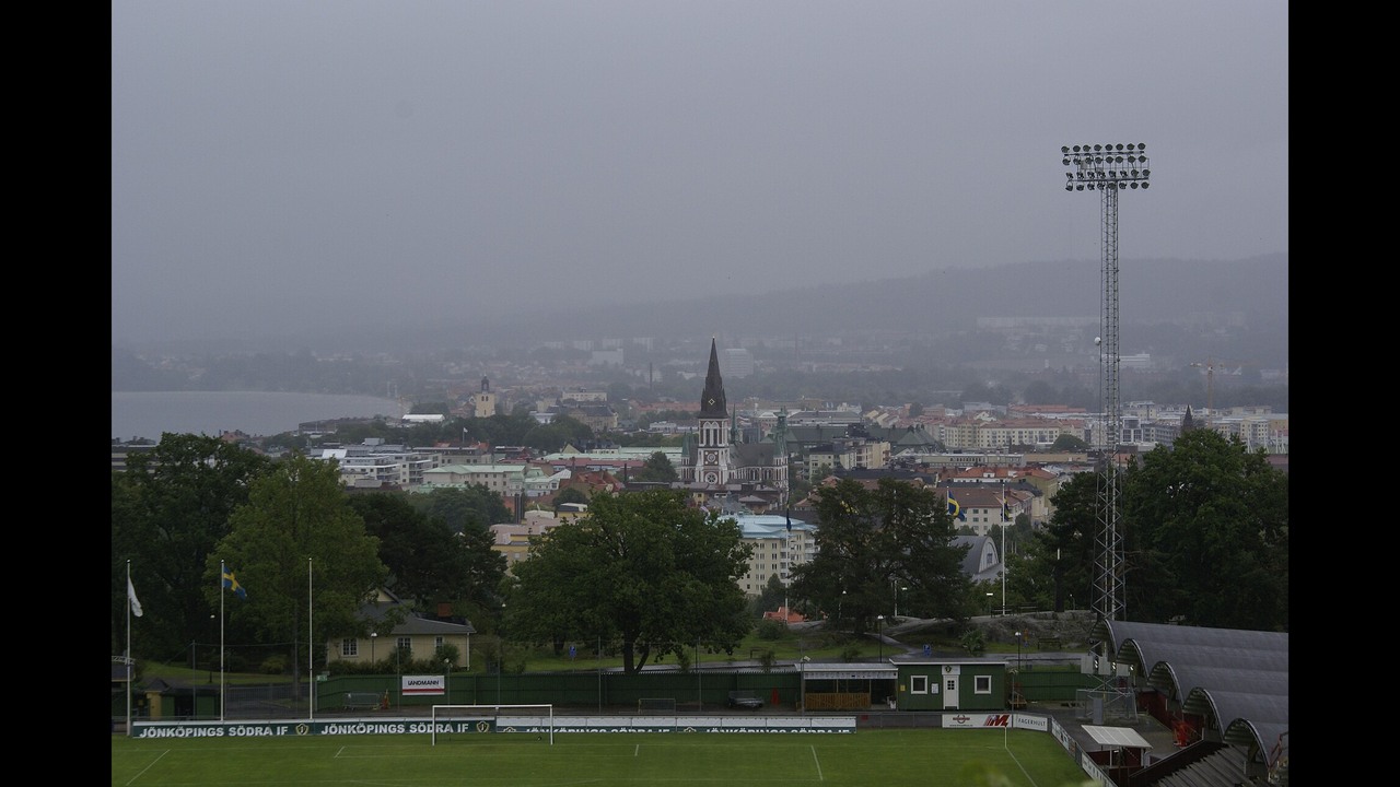 Jönköpings stadsvy från Stadsparken med kyrkspira och Vättern