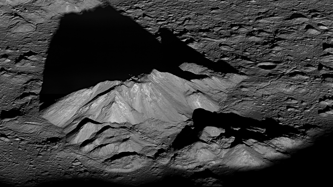 Månlandskap med en solbelyst kraterformation fotograferad från omloppsbana.