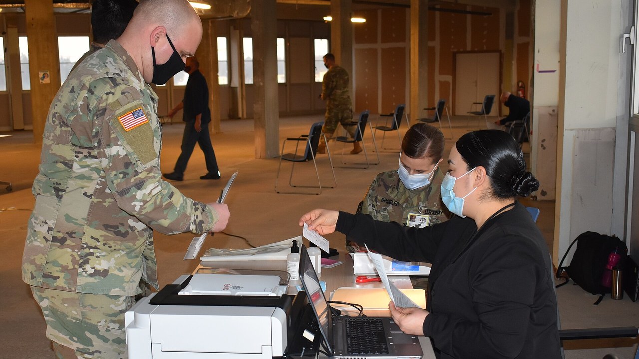 Pappersblanketter och dokument på ett skrivbord.