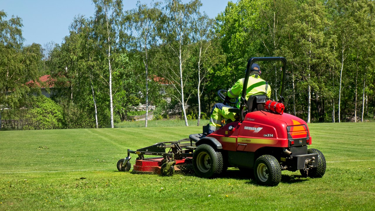Åkgräsklippare på en gräsplan.