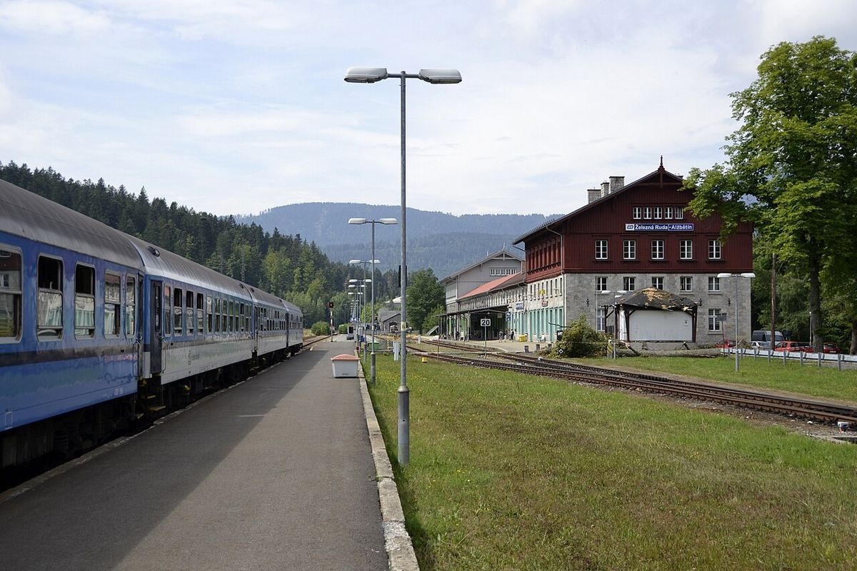 Resebolag säljer försening som autentisk flygplatskänsla
