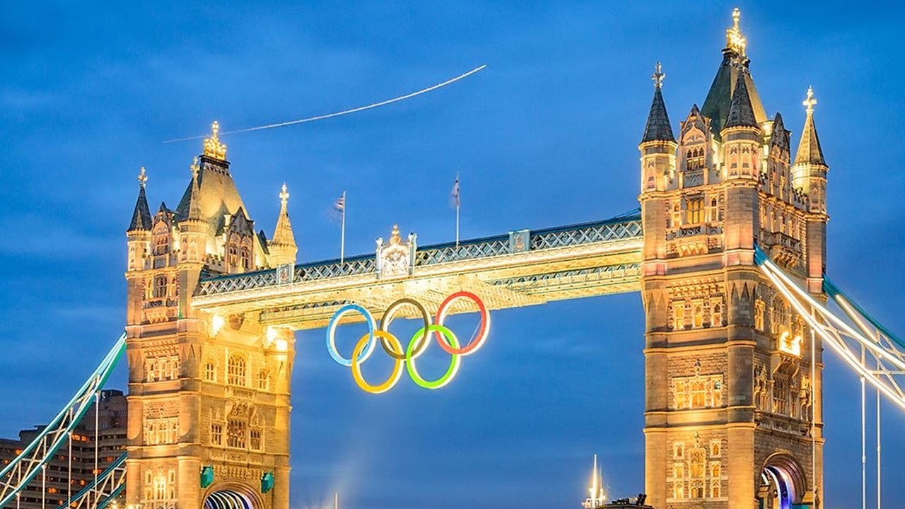 Tower Bridge i London med de olympiska ringarna hängande under den övre gångbron.