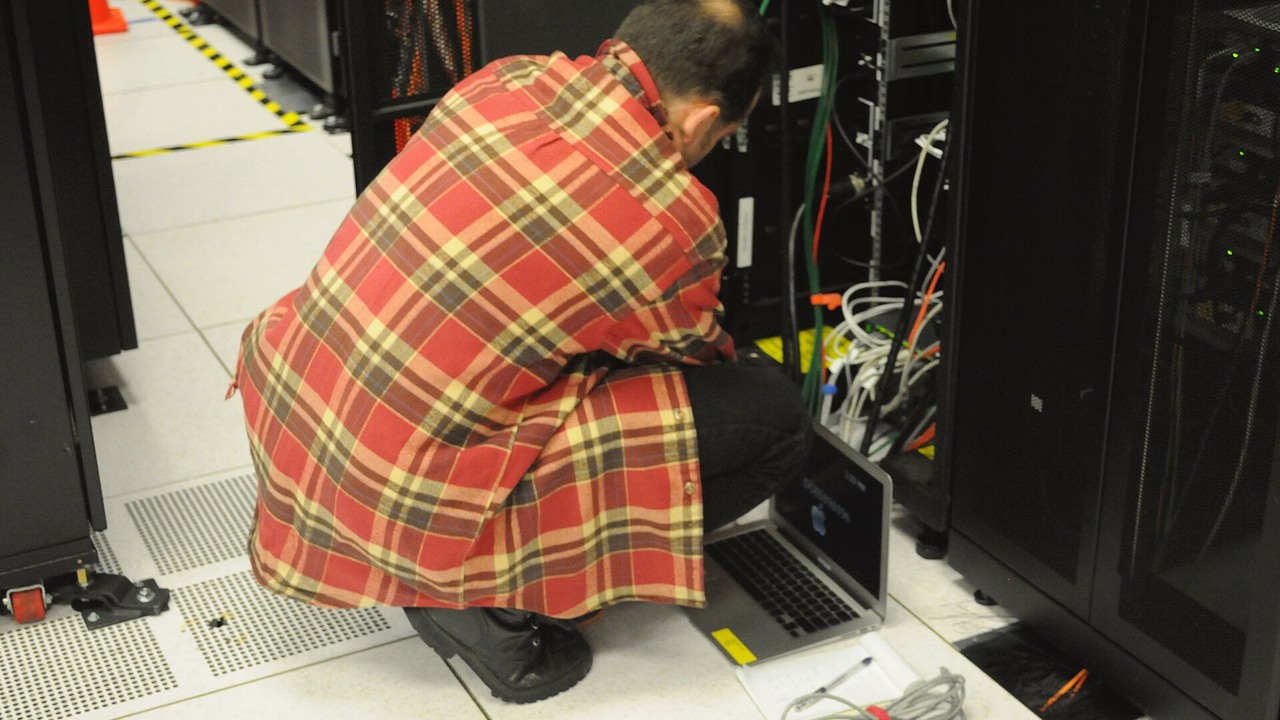Tekniker arbetar vid serverrack i ett datacenter