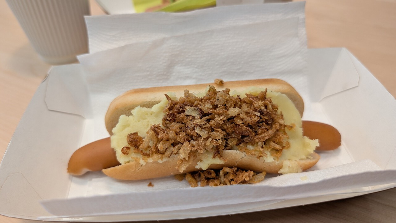 En svensk varmkorv med potatismos och rostad lök