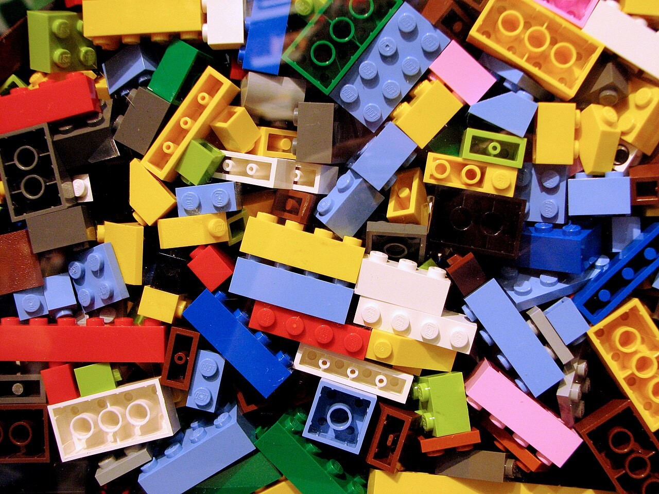 Vuxna människor bygger med Lego – och berättar det högt